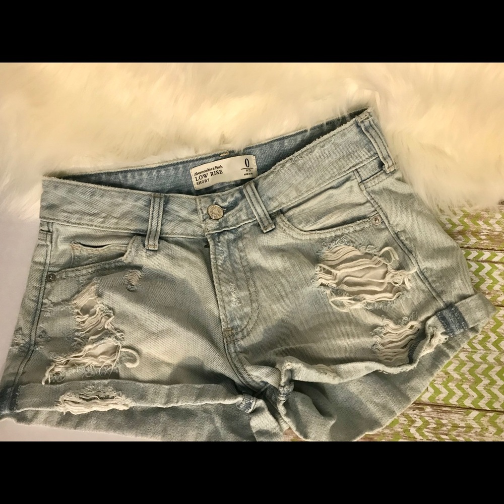 ABERCROMBIE & FITCH Low Rise distresses shorts